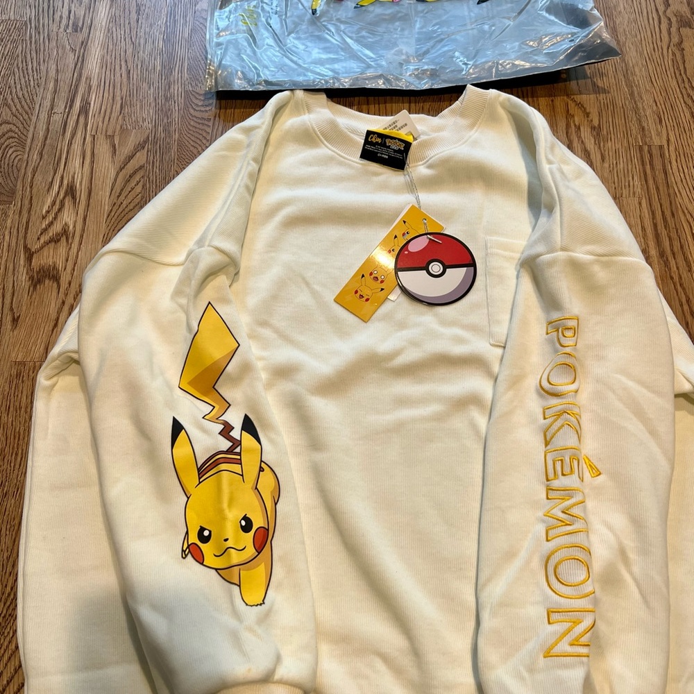 Pokémon Unisex White sweatshirt sleeve details women size Large New with Tag